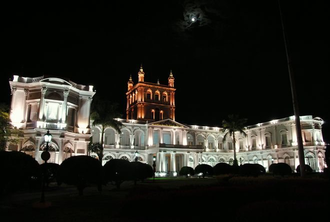 Дворец Лопес ночью
