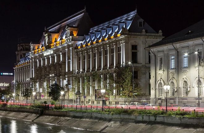 Дворец правосудия в Бухаресте ночью