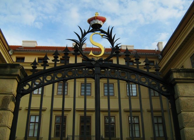 Фамильный герб Штернбергов на воротах