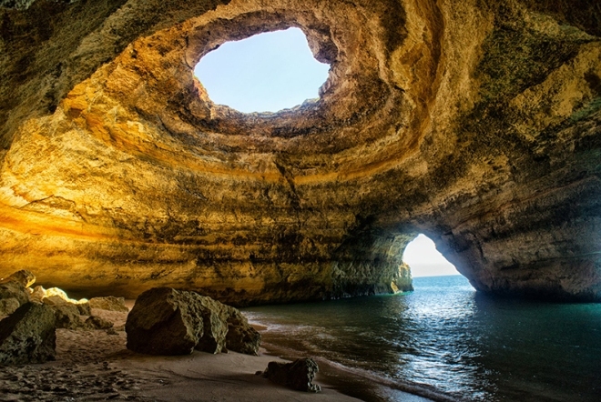Фантастический пейзаж пещеры Альгар