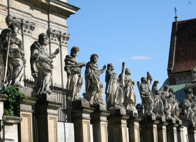 Фигуры 12 апостолов возле здания