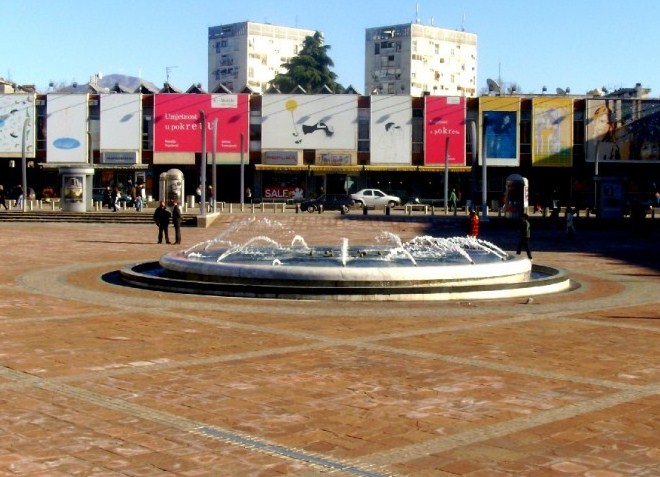Фонтан расположен в самом центре площади