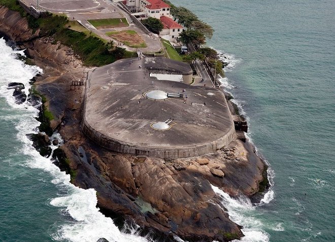 Форт Копакабана, расположенный в заливе