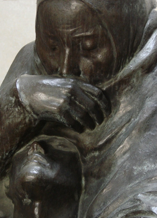 Фрагмент скульптуры Мать с мерввым сыном
