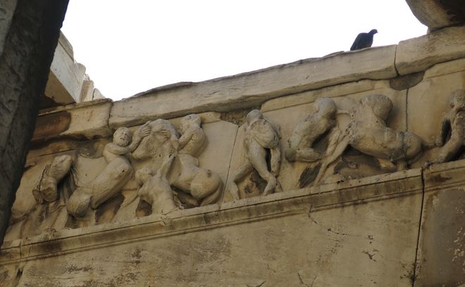 Фрагмент стены храма Гефеста, на которой изображена битва кентавров (кентавромах