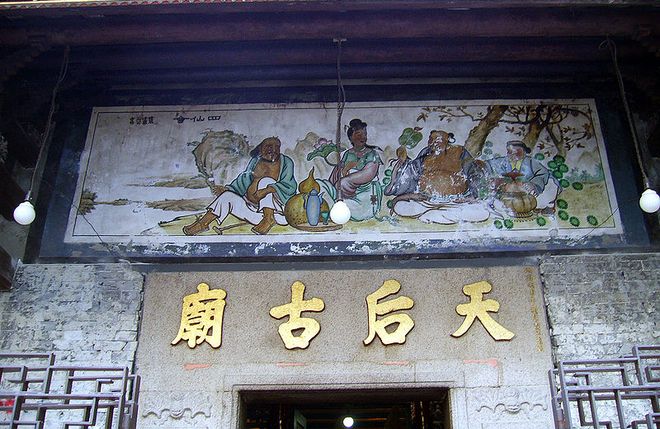 Фреска на фасаде храма Тхиньхау