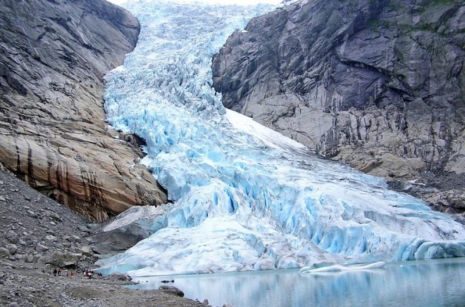 Голубые скалы ледника
