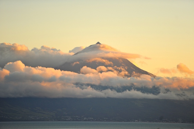 Гора Пику в облаках