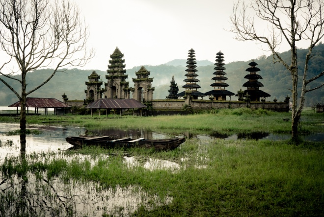 Храм на озере Тамблинган