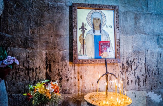 Икона Святой Нины с крестом из виноградной лозы