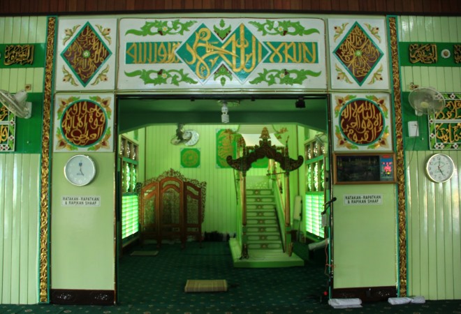 Интерьер мечети Султан Сурьянсиах