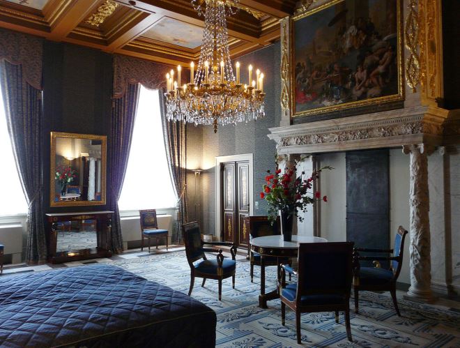 Интерьер спальни Королевского дворца