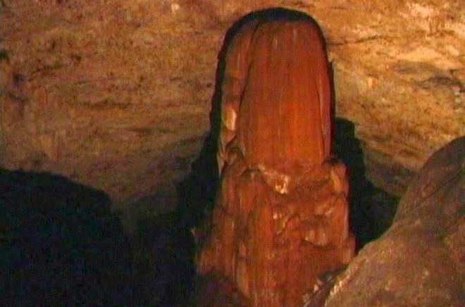 Исполинский сталагмит в пещере Мартин Инфьерно