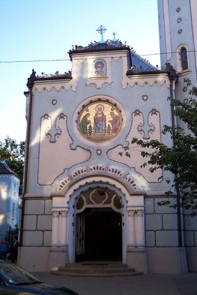 Изображение Святой Елизаветы над входом в храм