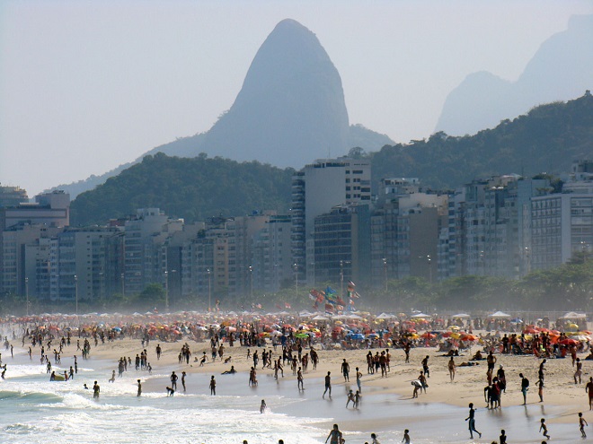 Известный бразильский пляж Копакабана