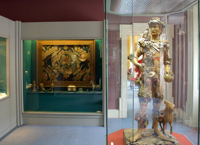 Картины и скульптуры являются частью коллекции музея