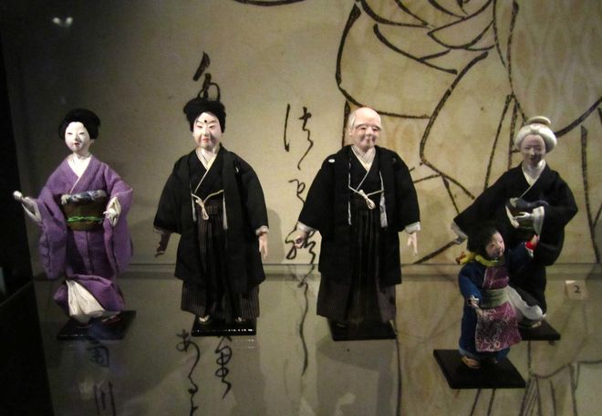 Коллекция старинных японских статуэток в музее Восточной Азии