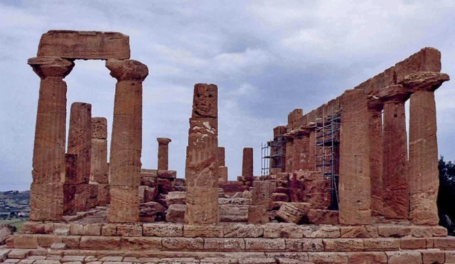 Колонны храма неплохо сохранились