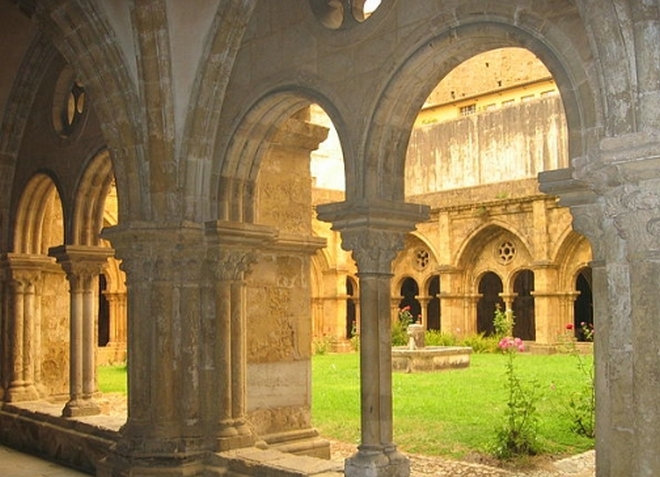 Колонны во внутреннем дворе собора