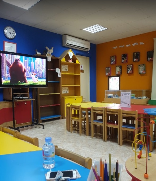 Комната для детей с просмотром видео о фауне и флоре