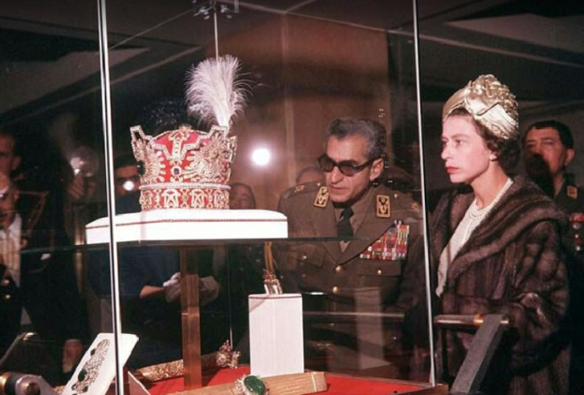 Королева Елизавета II и Мохаммад Реза Пехлеви рассматривают корону коронаций