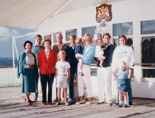 Королевская семья во время отдыха на борту Британии