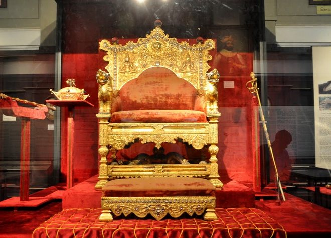 Королевский трон - один из главных экспонатов