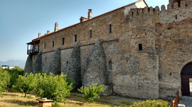 Крепостные стены монастыря Алаверди