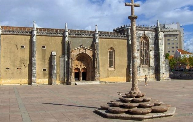 Крест в честь Иисуса стоит на площади перед монастырем