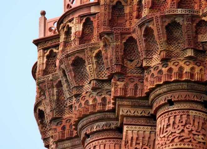 Кутб-Минар украшают орнаменты, которые абсолютно несовместимы с исламом