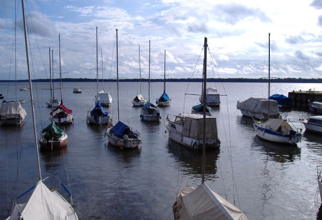 Лодки на реке Уругвай в Колоне