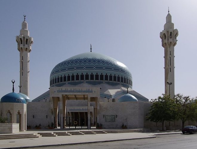 Мечеть в окружении 2 минаретов