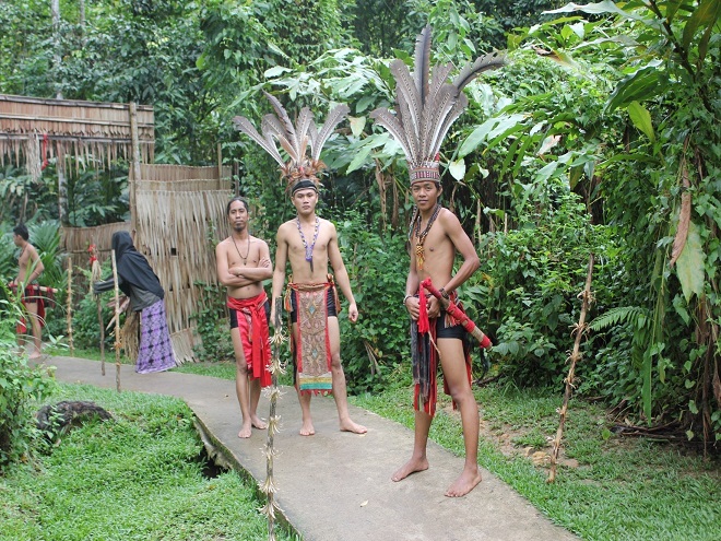 Местные жители деревни в Малайзии