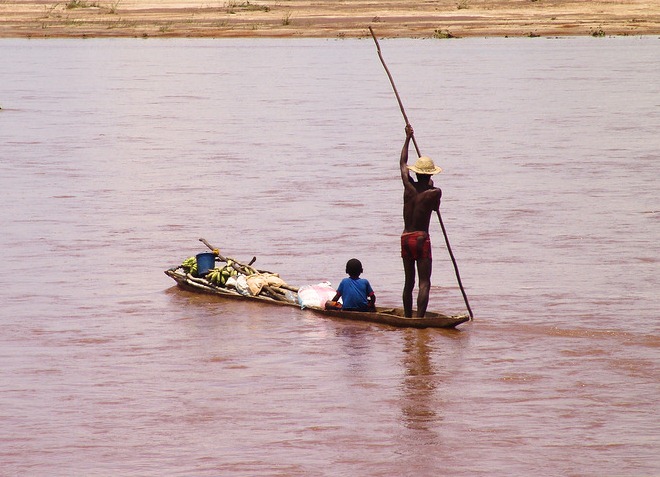 Местные жители на реке Цирибихина