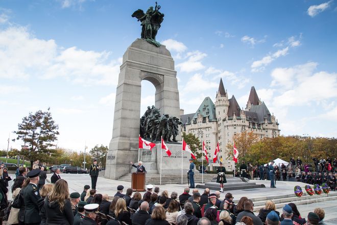 Митинг у национального военного мемориала Канады