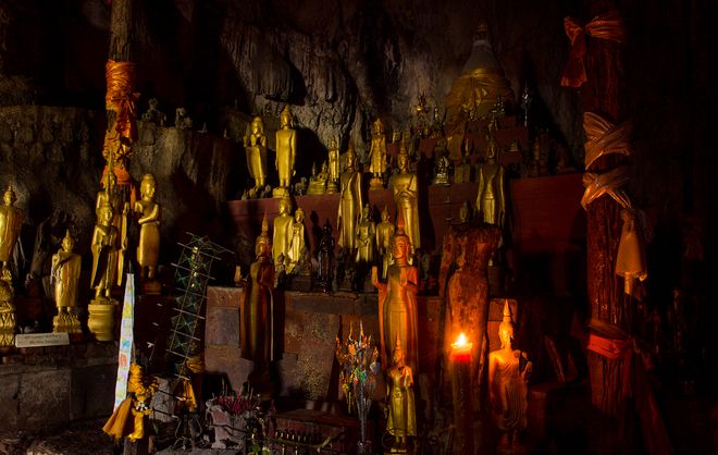 Многочисленная коллекция фигурок Будды в пещерах Паку