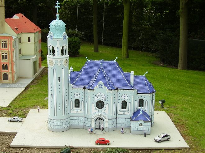 Модель голубой церкви Братиславы в парке Мини-Европа в Брюсселе