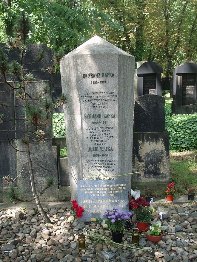 Могила Франца Кафки на еврейском кладбище