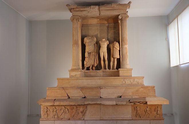 Могильный памятник Ницерату и Поликсену в Археологическом музее Пирея