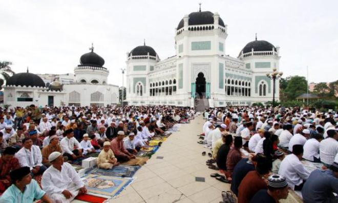 Молитва у Великой мечети в Медане
