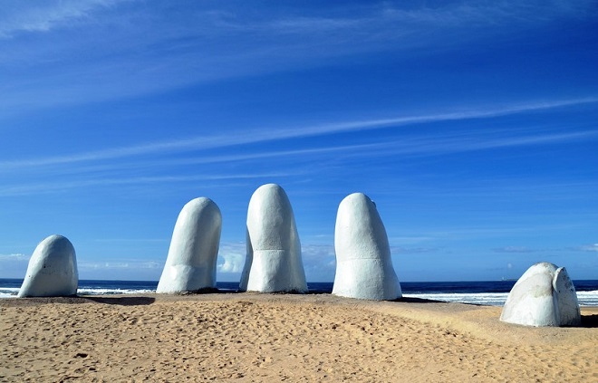 Монумент на пляже