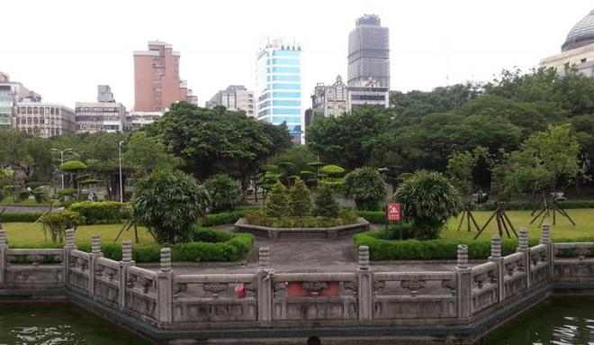 На фоне классического парка в китайском стиле видно городские небоскребы
