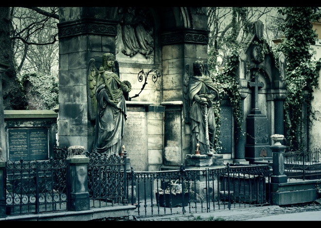 На кладбище много удивительно красивых надгробий