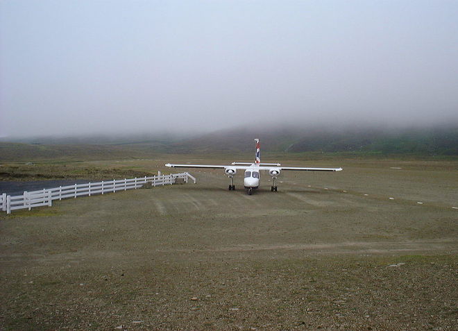 На острове имеется аэропорт