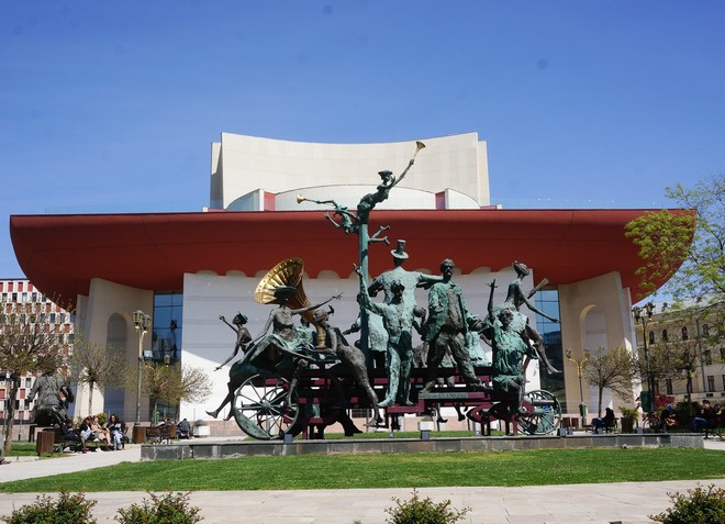 Национальный театр, расположенный на площади