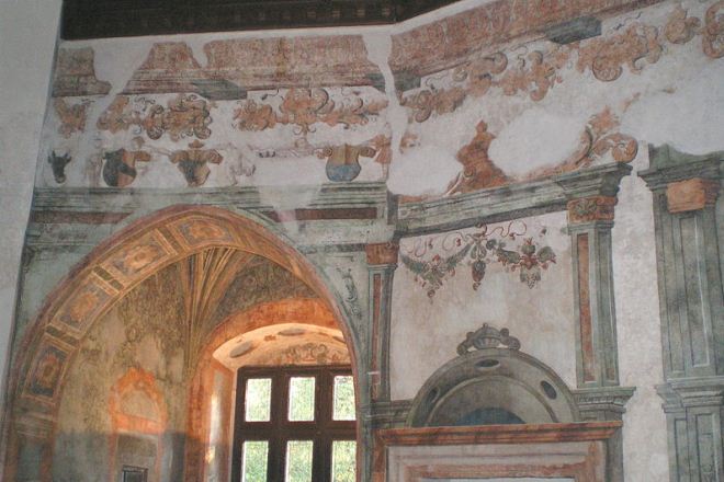 Настенные фрески в замке