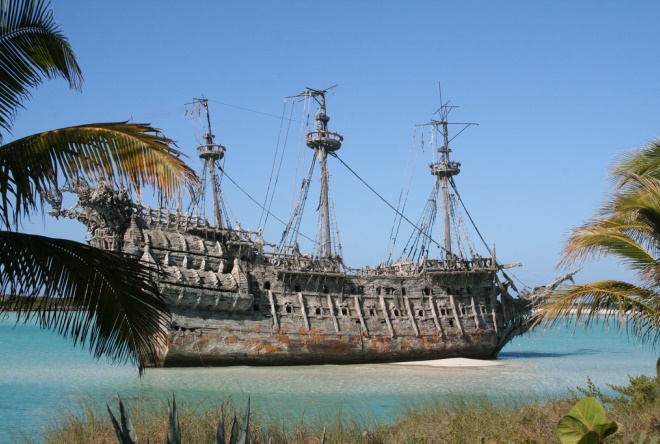 Настоящий пиратский корабль у берегов Нассау