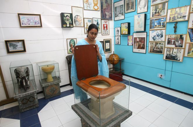Один из экспонатов музея туалетов в Индии