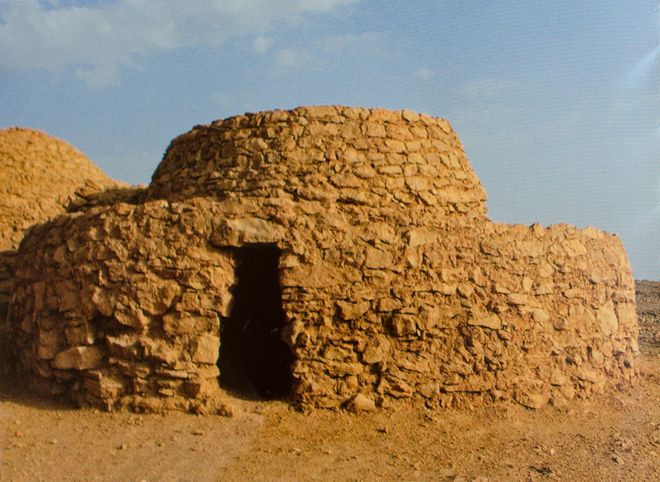 Одна из гробниц, обнаруженных у подножья Джебель Хафит