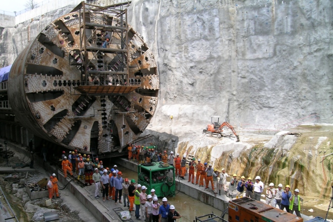 Огромная фреза для строительства подземного тоннеля